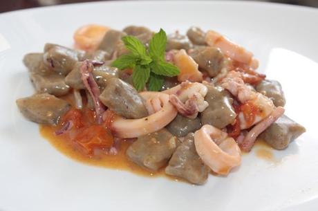 Gnocchi di melanzane profumati alla menta con calamari e pomodorini