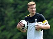 Bendtner ironico Twitter: "Sono sovrappeso, mesi tornerò top"