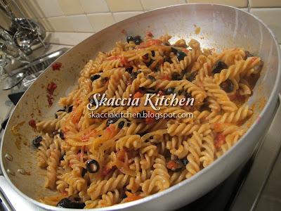 Fusilli Integrali con Olive e Basilico