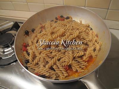 Fusilli Integrali con Olive e Basilico