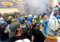 Scontri a Roma, bombe carta e manganelli.