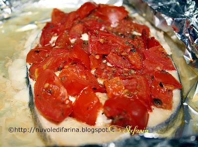 Pesce spada al cartoccio con pomodori e confettura di cipolle