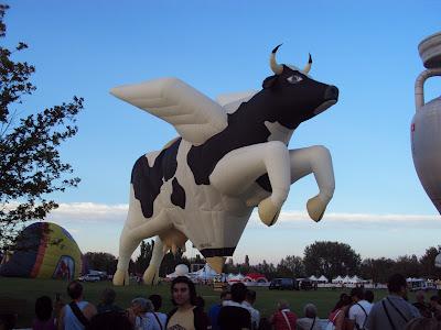 Una mongolfiera a forma di mucca!