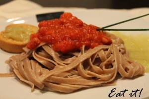 Tagliatelle integrali di farro con vellutata di cipolla (e un sugo a scelta)