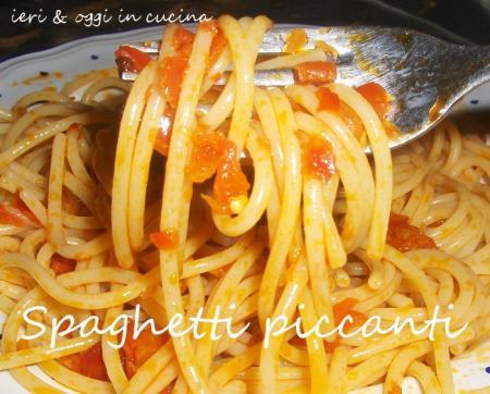 Spaghetti con sugo di peperoncini tondi piccanti