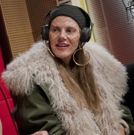 ANNA DELLO RUSSO A RADIO DEEJAY - FASHION SHOWER