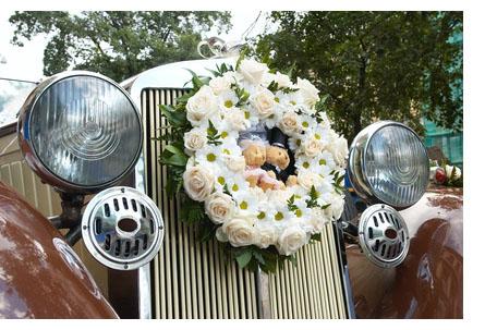 Auto d'epoca decorata con fiori e peluches per il matrimonio