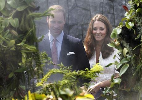 FASHION ICON | Kate Middleton a Singapore sceglie Alexander McQueen e completa il look con accessori Stuart Weitzman