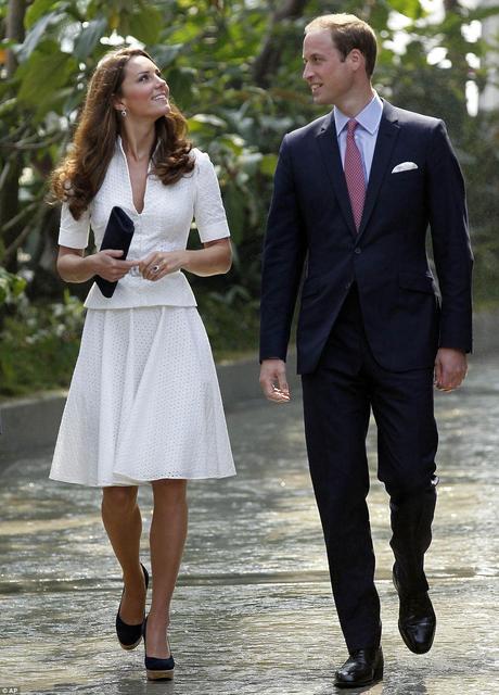 FASHION ICON | Kate Middleton a Singapore sceglie Alexander McQueen e completa il look con accessori Stuart Weitzman