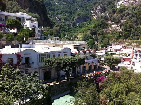 Una bouganville. Il profumo di limoni e un mare blu. Benvenuti tra Positano e Sorrento.