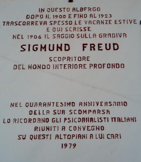 una immagine di Lastra commemorativa facciata Hotel du Lac 620x713 su Sigmund Freud a Lavarone: il Cuore che Volge al Sud