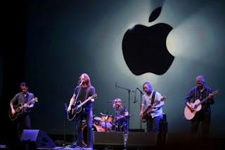 Foo Fighters - Performance acustica per la presentazione l'iPhone 5 della Apple