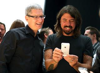 Foo Fighters - Performance acustica per la presentazione l'iPhone 5 della Apple