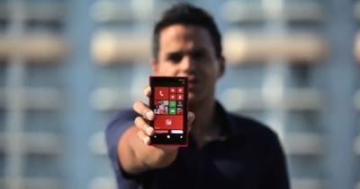 Un video ufficiale della Microsoft presenta un Nokia Lumia 920 scocca rossa