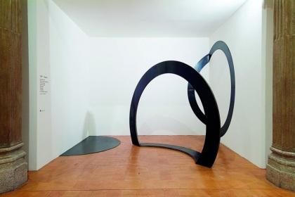 Grazia Varisco, Oh!, 1996, Ferro scatolato e piegato, 225 x 300 x 75 cm