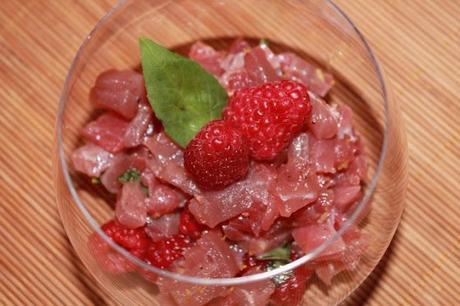 Tartare di tonno con lamponi e basilico