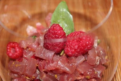 Tartare di tonno con lamponi e basilico