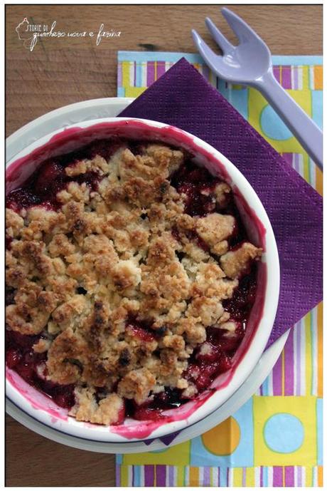 crumble di prugne e pere, con chiodi di garofano e pepe rosa. la ricetta dello scambio.