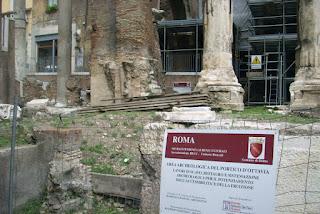 IL TEATRO DI MARCELLO RIDOTTO A UN CESSO PUBBLICO: UMILIATO DA OSCENE, DEMENTI TRANSENNE DA CANTIERE!