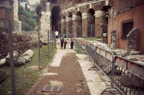 IL TEATRO DI MARCELLO RIDOTTO A UN CESSO PUBBLICO: UMILIATO DA OSCENE, DEMENTI TRANSENNE DA CANTIERE!