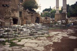 IL TEATRO DI MARCELLO RIDOTTO A UN CESSO PUBBLICO: UMILIATO DA OSCENE, DEMENTI TRANSENNE DA CANTIERE!