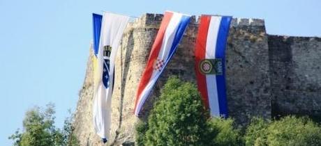 le bandiere dei due eserciti issate sulla fortezza di Jajce