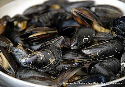 Il profumo e il sapore di una terra: cozze di Arborea con fior di sale al mirto e vermentino di Gallura