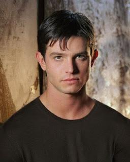 TAGLI DI CAPELLI DI JASON BEHR IL PROTAGONISTA DELLA SERIE ROSWELL