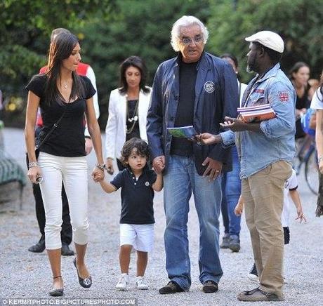 La meravigliosa faccia di Flavio Briatore davanti a un vucumprà