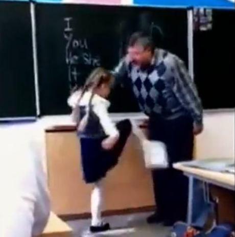VIDEO:RUSSIA: Il professore la rimprovera e umilia davanti tutta la classe, lei gli scaglia un calcio nelle parti basse