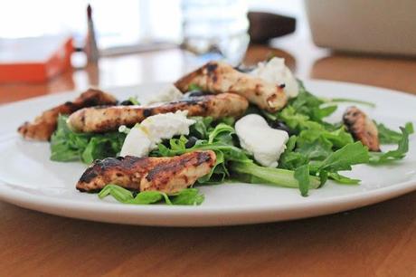 Insalata, pollo, olive e ricotta. Può bastare?