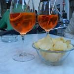 spritz e patatine in piazza