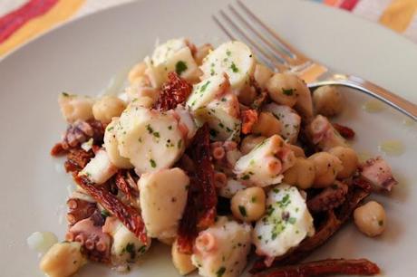 Insalata di polpo e ceci con pomodori secchi