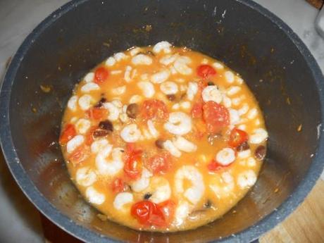 Spaghetti al ragù di gamberi e olive