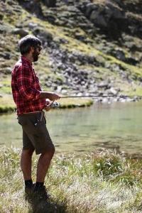 Francis Needham pesca il lago basso