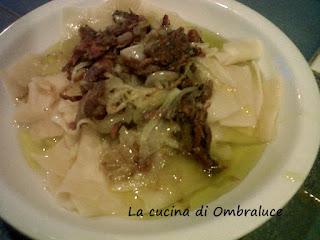 Pasta fatta in casa con cipolle e sarde salate