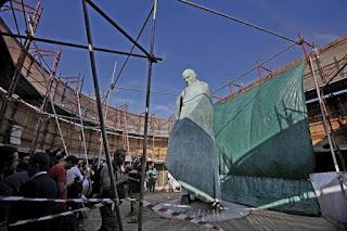 Piazza dei Cinquecento: due barbone e un’impalcatura!