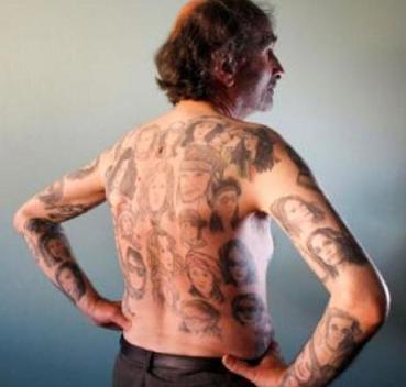 Pazzo per Julia Roberts: si fa 82 tatuaggi con le immagini dei suoi film