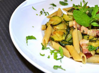 PENNE CON ZUCCHINE E PANCETTA AFFUMICATA