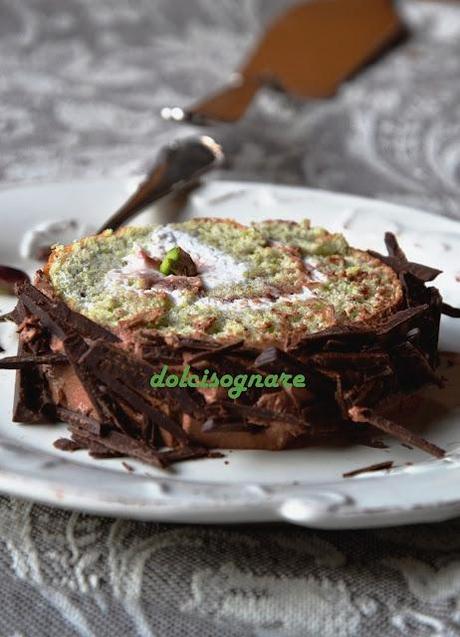 Rotolo al pistacchio , panna e cioccolato