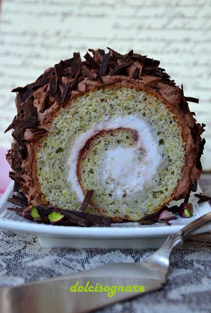 Rotolo al pistacchio , panna e cioccolato