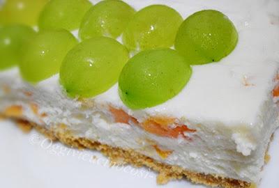 Torta fredda allo yogurt con pesche percoche allo Chardonnay e uva bianca