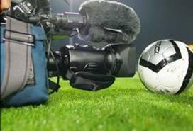 telecamera e pallone Sport e piccolo schermo: diritti di trasmissione televisiva di eventi sportivi e concorrenza