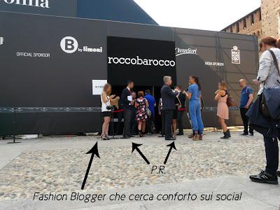 MilanoFashionWeek 2012: cosa succede fuori da una sfilata, come perdere la dignità per un posto standing