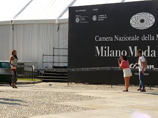 MilanoFashionWeek 2012: cosa succede fuori da una sfilata, come perdere la dignità per un posto standing