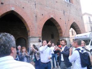 Matteo Renzi arriva al Cittanova e una signora gli si avvicina per dirgli: “Non mi distruggere Firenze!”. E lui la rassicura: “Stia tranquilla” poi corre dalla tv di Arvedi