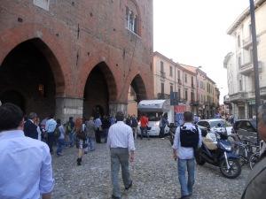 Matteo Renzi arriva al Cittanova e una signora gli si avvicina per dirgli: “Non mi distruggere Firenze!”. E lui la rassicura: “Stia tranquilla” poi corre dalla tv di Arvedi