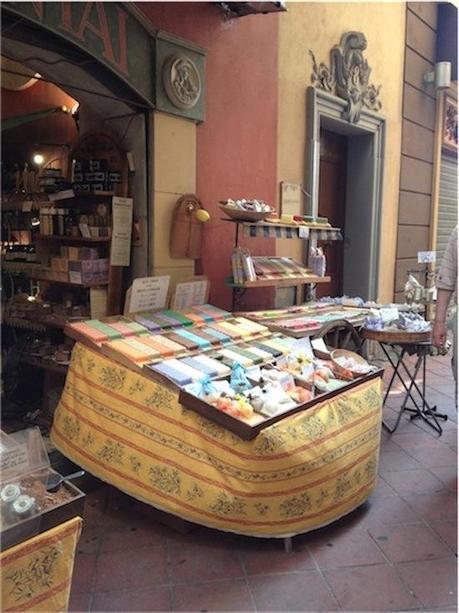 Al mercatino del brocante di Nizza.