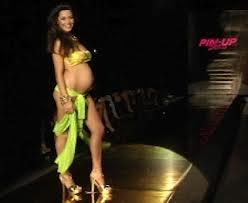 Raffaella Fico sfila in bikini La showgirl è incinta di sei mesi