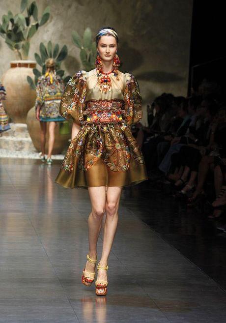 Dolce & Gabbana per la primavera estate 2013 celebra la Sicilia, fra pupi, carretti siciliani e motivi della ceramica locale